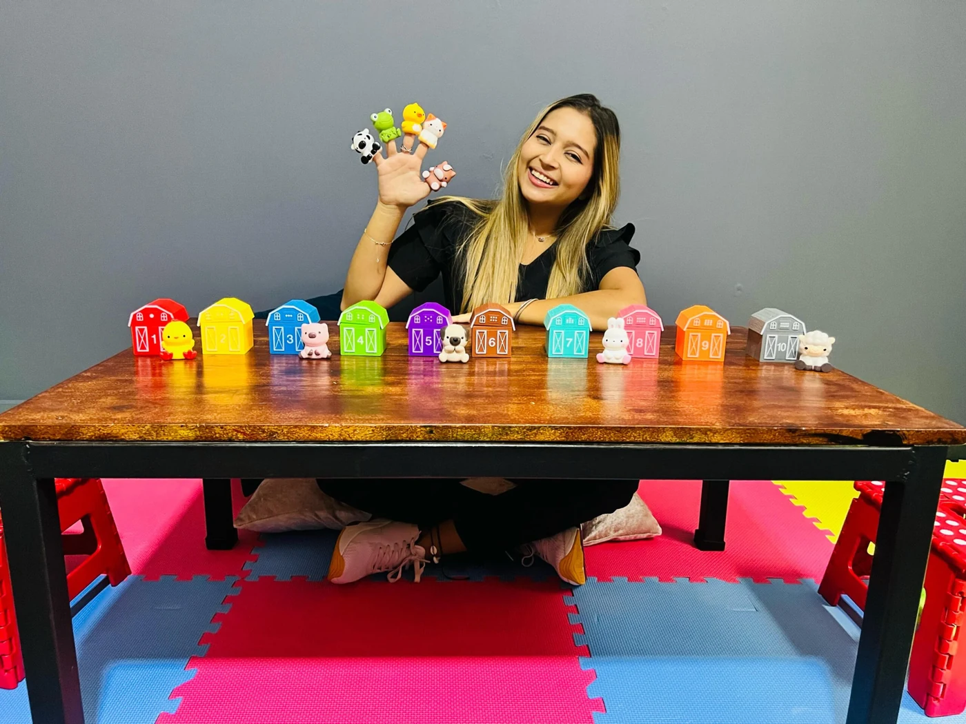 Stephanie Leiva trabajando de forma lúdica con materiales para infancia